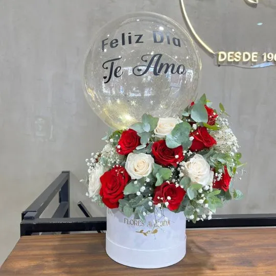 caja pote white con rosas rojas y blancas globo burbuja te amo 